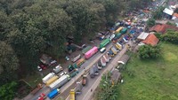 Aksi mogok yang diikuti sekitar 1.500 sopir truk dan pengusaha truk itu menuntut revisi ketentuan Over Dimension Over Loading (ODOL). Foto: ANTARA FOTO/Harviyan Perdana Putra