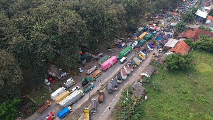 Pengemudi truk melakukan aksi truk mogok beroperasi di jalan pantura Banyuputih, Kabupaten Batang, Jawa Tengah, Jumat (20/6/2025). Aksi mogok yang diikuti sekitar 1.500 sopir truk dan pengusaha truk itu menuntut revisi ketentuan Over Dimension Over Loading (ODOL). ANTARA FOTO/Harviyan Perdana Putra/agr