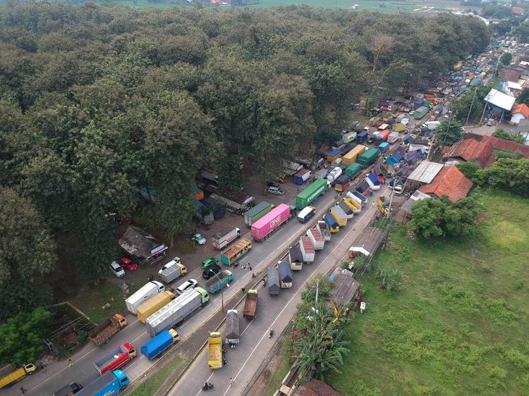 Tolak Aturan ODOL, Sopir Truk Blokir Jalur Pantura