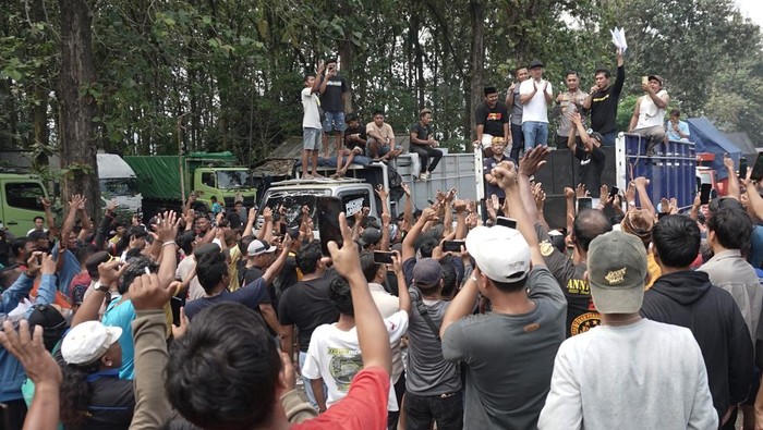 Tolak Aturan ODOL, Sopir Truk Blokir Jalur Pantura Pengemudi truk melakukan aksi truk mogok beroperasi di jalan pantura Banyuputih, Kabupaten Batang, Jawa Tengah, Jumat (20/6/2025). Aksi mogok yang diikuti sekitar 1.500 sopir truk dan pengusaha truk itu menuntut revisi ketentuan Over Dimension Over Loading (ODOL). ANTARA FOTO/Harviyan Perdana Putra/agr