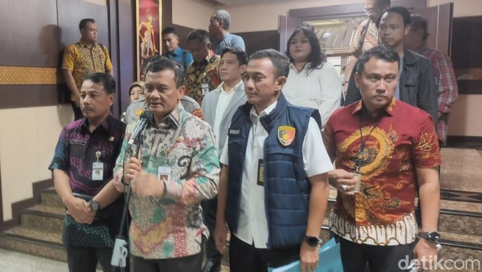 Gubernur Jawa Tengah Ahmad Luthfi didampingi Dirreskrimum Polda Jateng Kombes Dwi Subagio saat memberi keterangan terkait TPPO di Kantor Gubernur Jateng, Semarang, Jumat (20/6/2025).