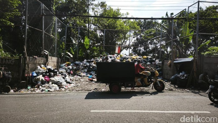 Sampah yang menumpuk di TPS Gunung Batu Bandung mulai berkurang.