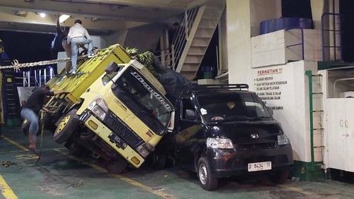 Truk bermuatan pisang terguling menimpa mobil di atas KMP Bintang Balikpapan yang sedang berlayar di Selat Bali, Kamis (19/6/2025) dini hari. (Foto: Dok. Istimewa)