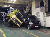 Truk Muatan Pisang Terguling-Timpa Mobil Dalam Kapal di Selat Bali
