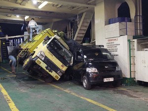 Truk Muatan Pisang Terguling-Timpa Mobil Dalam Kapal di Selat Bali