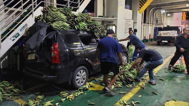 Truk bermuatan pisang terguling menimpa mobil di atas KMP Bintang Balikpapan yang sedang berlayar di Selat Bali, Kamis (19/6/2025) dini hari. (Foto: Dok. Istimewa)