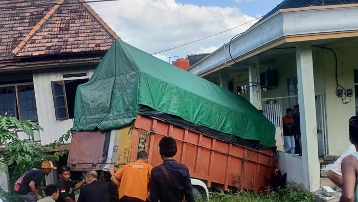 Truk tabrak pagar masjid di Ogan Ilir.