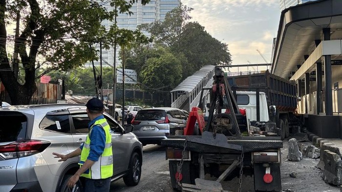 Truk Tabrak Pembatas Jalur dan Halte TrasnJ Denpasar di Gatsu