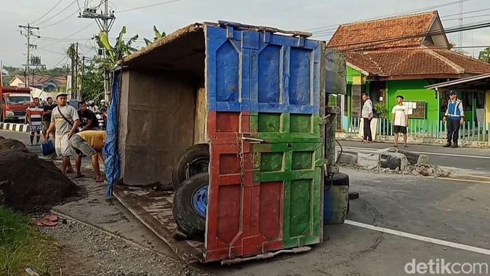 Truk muatan pasir ambruk di jalan Klaten-Ngupit, Klaten.