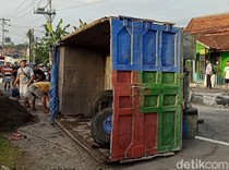 Truk Pasir Terguling Usai Tabrak Median Jalan Dekat Exit Tol Klaten