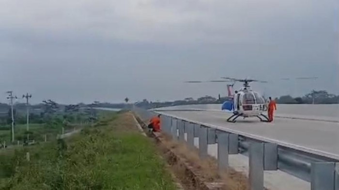 Tangkapan layar memperlihatkan momen helikopter turun di jalan tol Jogja-Solo, Ngawen, Klaten, Jumat (20/6/2025).