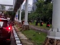Video: Dilintasi Pemotor Nakal saat Macet, Rumput Taman Semanggi Rusak