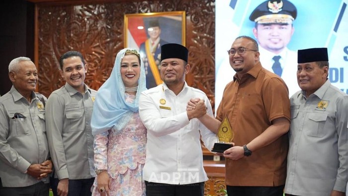 Wakil Ketua Komisi VI DPR Andre Rosiade melakukan kunjungan kerja ke Provinsi Kalimantan Timur (Kaltim) disambut Gubernur Kaltim Rudy Mas’ud. (Dok Istimewa)