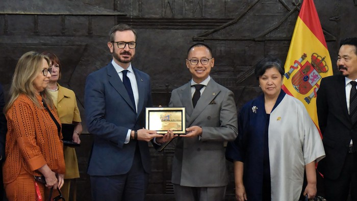 Wakil Ketua MPR RI Eddy Soeparno menerima kunjungan delegasi Senat Spanyol yang dipimpin Wakil Ketua Senat Javier Maroto Aranzibal di Gedung MPR DPR, Jakarta, Jumat (20/6).