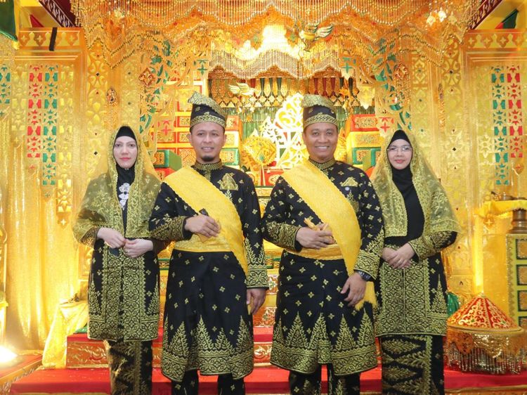 Momen Walkot-Wawalkot Pekanbaru Dianugerahi Gelar Adat