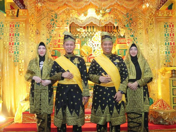 Momen Walkot-Wawalkot Pekanbaru Dianugerahi Gelar Adat