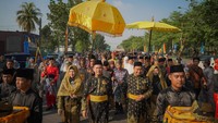 Walkot Pekanbaru Agung Nugroho dan Wawalkot Markarius Anwar diarak ribuan orang menuju Kantor LAM Pekanbaru untuk penabalan gelar adat. (Dok Diskominfotik Pekanbaru)