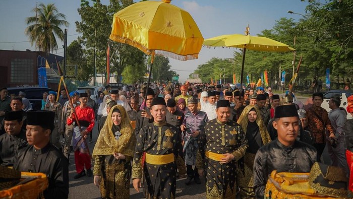 Walkot Pekanbaru Agung Nugroho dan Wawalkot Markarius Anwar diarak ribuan orang menuju Kantor LAM Pekanbaru untuk penabalan gelar adat. (Dok Diskominfotik Pekanbaru)