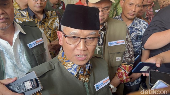 Wamendikdasmen usai meninjau pelaksanaan SPMB di Surabaya