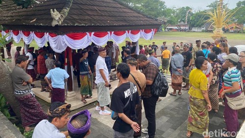 Warga Bugbug saat melaporkan dugaan penyelewengan pengelolaan Bumdes ke Kejaksaan Negeri Karangasem, Jumat (20/6/2025). (I Wayan Selamat Juniasa)
