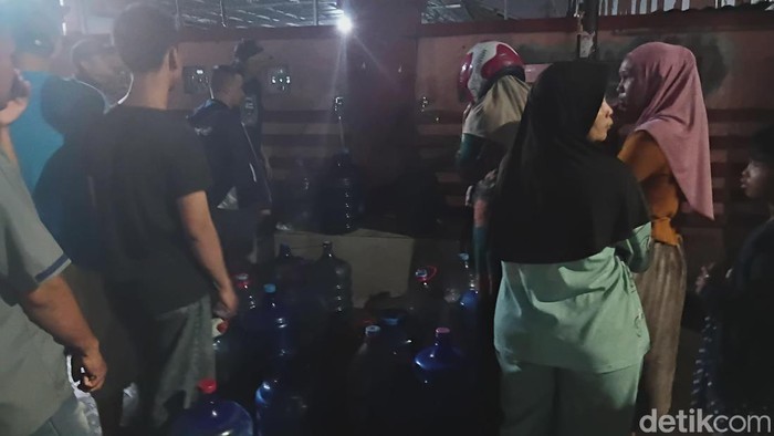 Warga saat mengantre air bersih karena air PDAM mati