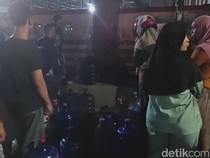 Warga Palembang Antre Air Gratis karena PDAM Masih Mati