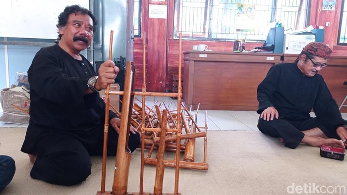 Agus Ahmad Wakih, budayawan Tasikmalaya menunjukkan alat musik Angklung Sered Balandongan.