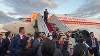 Di bawah tangga pesawat, Prabowo dilepas oleh sejumlah pejabat tinggi dari Rusia, selain itu juga tampak Menteri Luar Negeri Sugiono, Duta Besar Republik Indonesia untuk Federasi Rusia Jose Antonio Morato Tavares, serta Atase Pertahanan KBRI Moskow Marsekal Pertama Jatmiko Adi. ANTARA FOTO/GENTA TENRI MAWANGI