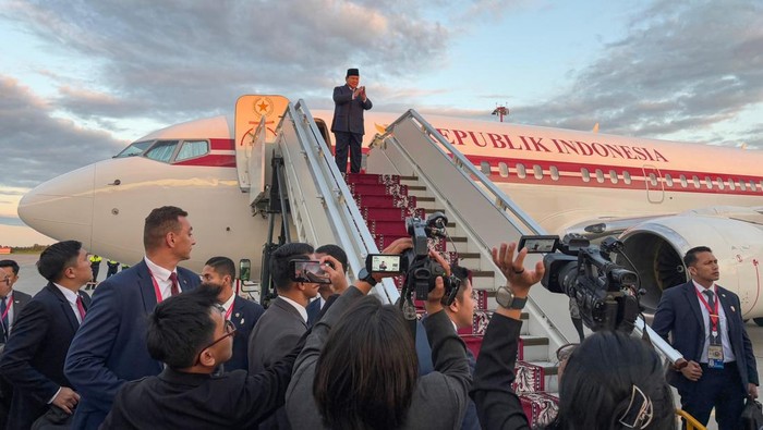 Presiden Prabowo Subianto bersiap memasuki pesawat kepresidenan sebelum bertolak kembali ke Indonesia dari Bandar Udara International Pulkovo di St. Petersburg, Rusia, Jumat (20/6/2025). Presiden kembali ke Tanah Air usai merampungkan lawatannya di St. Petersburg pada 18–20 Juni 2025. ANTARA FOTO/Genta Tenri Mawangi/app/tom.