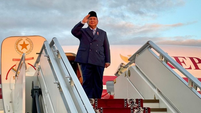 Presiden Prabowo Subianto bersiap memasuki pesawat kepresidenan sebelum bertolak kembali ke Indonesia dari Bandar Udara International Pulkovo di St. Petersburg, Rusia, Jumat (20/6/2025). Presiden kembali ke Tanah Air usai merampungkan lawatannya di St. Petersburg pada 18–20 Juni 2025. ANTARA FOTO/Genta Tenri Mawangi/app/tom.