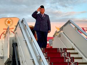 Video Seskab Bantah Kabar Prabowo Pakai 2 Pesawat Kepresidenan ke LN