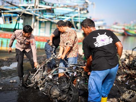 Anggota Polres Tegal Kota dan tim gabungan memadamkan kebakaran 1 kapal dan 16 sepeda motor di Dermaga Pelindo, Jumat (20/6/2025) siang.