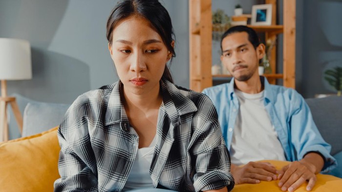 Ilustrasi pasangan yang memiliki avoidant attachment style