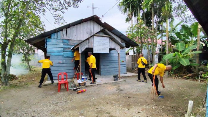 Bakti Religi di Gereja, Polres Dumai Bersih-bersih dan Berbagi Baksos kepada kekasih warga.