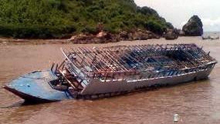 Bangkai kapal imigran gelap yang tenggelam di Trenggalek