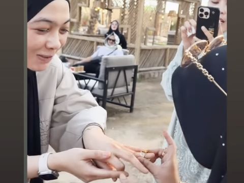 Dian Ayu Lestari mendapat hadiah cincin berlian dari salah satu jemaah haji di rombongannya.