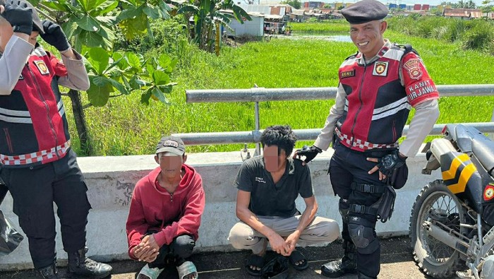 Dua pelaku pungli di pintu keluar Tol Keramasan saat diamankan polisi