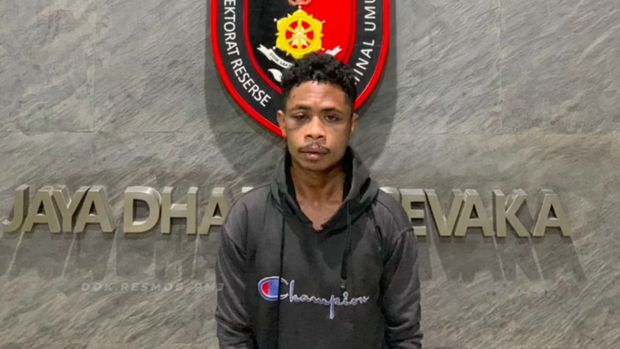 EK ditangkap pada Senin (16/6), pukul 03.00 WIB, di Jalan Arjuna, Benda Baru, Kecamatan Pamulang, Kota Tangsel. EK diduga mencabuli adik Bahar bin Smith (dok Resmob PMJ)