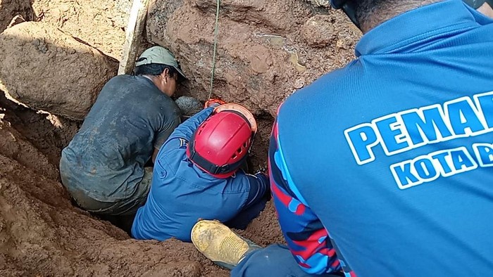 Evakuasi pekerja bangunan berinisial IS (50) yang tertimbun tanah di Gang Aut, Bogor, Sabtu (21/6/2025).