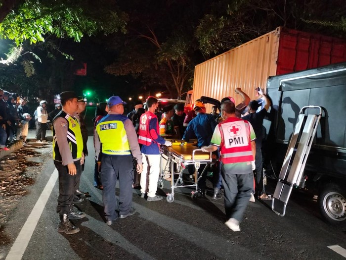 Proses evakuasi korban kecelakaan pikap tabrak truk di kawasan Sayangan, Muntilan, Kabupaten Magelang, Jumat (20/6/2025) malam.