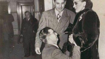 Seorang Pria Memohon Maaf Kepada Istrinya di Dalam Pengadilan Perceraian. Chicago, California, 1948 Foto: Boredpanda