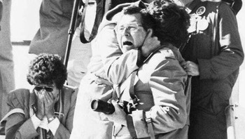 Penonton menyaksikan ledakan Challenger tak lama setelah pesawat ulang alik lepas landas, 28 Januari 1986 Foto: Boredpanda