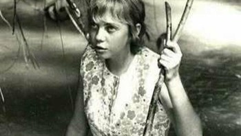 Juliane Koepcke, Gadis 17 Tahun Tersedot Keluar dari Pesawat pada Tahun 1971 Setelah Tersambar Petir Foto: Boredpanda