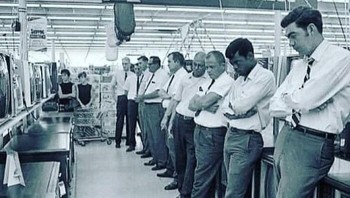 Karyawan Kmart di Carolina Utara Menyaksikan Pendaratan di Bulan (16 Juli 1969) Foto: Boredpanda