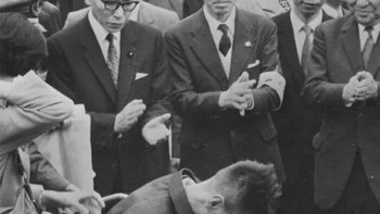 Shoichi Yokoi, Prajurit Jepang yang Bersembunyi di Hutan Guam Selama 27 Tahun untuk Menghindari Penangkapan, Menangis Saat Kembali ke Jepang pada Februari 1972 Foto: Boredpanda