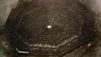Pertandingan tinju tahun 1921 antara Jack Dempsey dan Georges Carpentier menarik perhatian penonton yang memecahkan rekor sebanyak 90.000 orang Foto: Boredpanda