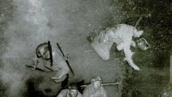 Tentara Australia terlempar ke udara akibat gelombang kejut alat peledak yang menghantam kapal mereka. Semua selamat. 1942 Foto: Boredpanda