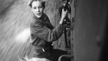 Anak-anak Belanda yang Baru Dibebaskan dari Kamp Buruh Jerman Naik Kereta Kebebasan Pulang ke Rumah, 5 Mei 1945. Foto Oleh Menno Huizinga Foto: Boredpanda