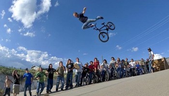 Semoga sepeda BMX-nya aman ya... Foto: Boredpanda
