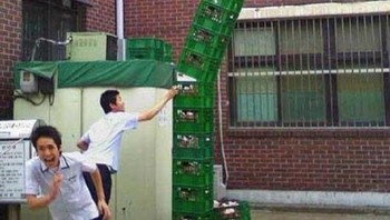 Calon pelajar yang siap dimasukan ke barak. Foto: Boredpanda